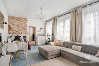 Gelegen op de gegeerde en levendige Chaussée de Gand, biedt dit veelzijdige investeringspand een combinatie van commerciële en residentiële ruimtes, met een totale oppervlakte van circa 1.095 m².<br />Het gebouw omvat 6 verhuureenheden en genereert momenteel €8.628,60 maandelijkse huurinkomsten, goed voor een brutorendement van circa 5,22%.<br /><br />De commerciële ruimtes bestaan uit:<br />• Een ruime winkel met een grote commerciële oppervlakte en een depot van circa 600 m².<br />EPC: G<br />• Een volledig gerenoveerd restaurant, afgewerkt in 2026, met mezzanine, 2 toiletten, keuken, bergruimte en koelcel.<br />EPC: G<br /><br />Het residentiële gedeelte omvat 4 appartementen:<br />• Appartement 1ste verdieping: inkomhal, apart toilet, lichtrijke leefruimte, aparte keuken, slaapkamer en badkamer.<br />EPC: G<br />• Appartement 2de verdieping: inkomhal, apart toilet, leefruimte, aparte keuken, slaapkamer en badkamer.<br />EPC: G<br />• Duplexappartement: keuken, hal, apart toilet, bergruimte en lichtrijke leefruimte, gevolgd door 2 slaapkamers en douchekamer.<br />EPC: G<br />• Tweede duplexappartement: keuken, hal, leefruimte, apart toilet, gevolgd door een badkamer en 2 slaapkamers.<br />EPC: G<br />Alle appartementen beschikken dankzij de grote raampartijen over veel natuurlijke lichtinval en een aangenaam ruimtegevoel.<br />Het dak werd in 2008 aangelegd en beschikt over een groendak.<br />De ligging aan de Chaussée de Gand biedt een uitstekende zichtbaarheid en bereikbaarheid, met talrijke winkels, horecazaken en dagelijkse voorzieningen in de onmiddellijke omgeving. Ook het openbaar vervoer is vlot bereikbaar, met verbindingen richting Simonis, Brussel-centrum en de omliggende gemeenten.<br />Een interessante opportuniteit voor investeerders op zoek naar een gebouw met een gevarieerde mix van commerciële en residentiële verhuureenheden, een sterke commerciële ligging en een actuele huurinkomst van meer dan €100.000 per jaar.<br />Contacteer: Morgane via morgane@woonvast.be of 0498 60 61 75.
