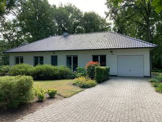 Rustig gelegen gelijkvloers landhuis met 4 slaapkamers op een zuidgeoriënteerd perceel van 2.495m² met straatbreedte van 38m. Absolute toplocatie in de residentiële wijk "Het Risschot", ideaal voor wie houdt van rust en natuur! De woning is steeds goed onderhouden doch gedeeltelijk te moderniseren of uit te breiden.<br /><br /><strong><span>Indeling</span></strong>: inkomhal; woonkamer in L -vorm op parket (38m²); keuken (12m²); nachthal; apart toilet; 4 slaapkamers; badkamer met inloopdouche, ligbad, lavabo en toilet; inpandige berging met toegang tot de bergzolder; buitenberging met cv ketel. In de voortuin bevindt zich een dubbele carport. De achtertuin is voorzien van een zonnig zuid georiënteerd terras van 22m².<br /><br /><strong><span>Troeven</span></strong> woning: recent (2016) vernieuwd pannendak met pur geïsoleerde zoldervloer; ramen met hoogrendementsbeglazing en rolluiken; ventilatiesysteem; condensatieketel op aardgas; conforme elektriciteit en conformiteitsattest.<br /><br />De woning heeft een bewoonbare gelijkvloerse oppervlakte van 135m², doch kan nog uitgebreid worden.<br />De woning is snel beschikbaar bij notariële akte.<br />P score: D<br />G score: A<br /><span>Huis kopen of verkopen in Zoersel? Bel 03 361 51 51 of via info@yvesvanpelt.be voor een gratis schatting.</span>