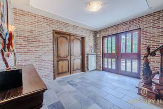 VRIJSTAANDE, INSTAPKLARE VILLA OP CA. 1.000 M² – RUSTIG ÉN CENTRAAL GELEGEN IN TURNHOUTOp zoek naar ruimte, rust en comfort in een goed onderhouden...