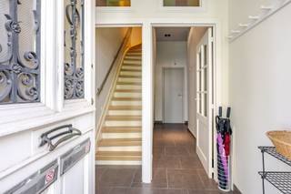 <p><span>Gelegen in de Cansstraat in Elsene, op een uitstekende locatie in het hart van Brussel, vinden we deze bijzonder ruime en veelzijdige woning. Dankzij de centrale ligging bevinden winkels, horeca, openbaar vervoer, scholen en tal van Brusselse trekpleisters zich op korte afstand.</span><span> </span></p><p><span>De woning is praktisch ingedeeld over verschillende niveaus en beschikt over maar liefst vier slaapkamers, drie badkamers, een inpandige garage en bijzonder veel bergruimte.</span><span> </span></p><p><span>Op de kelderverdieping bevinden zich drie afzonderlijke compartimenten. Deze bieden tal van mogelijkheden als extra opslagruimte, hobbyruimte, voorraadruimte of fietsenberging.</span><span> </span></p><p><span>Het gelijkvloers omvat een inkomhal, een ruime garage en een grote berging/wasplaats en een overdekte koer. De inpandige garage is een bijzonder praktische troef in deze centrale Brusselse omgeving.</span><span> </span></p><p><span>Op de eerste verdieping bevindt zich 2 ruime slaapkamers met een aparte douchekamer, wat zorgt voor een comfortabele en private slaapruimte.</span><span> </span></p><p><span>De tweede verdieping vormt het aangename leefgedeelte van de woning en beschikt over een ruime woonkamer met open keuken. Daarnaast bevinden zich hier een douchekamer en een apart toilet.</span><span> </span></p><p><span>Op de dakverdieping vinden we nog twee slaapkamers en een badkamer met ligbad. Hierdoor beschikt de woning over maar liefst vier slaapkamers en vier badkamers, verdeeld over de verschillende woonniveaus.</span><span> </span></p><p><span>Deze woning combineert een ruim woonvolume met een bijzonder centrale ligging in Elsene, een inpandige garage, meerdere sanitaire voorzieningen en een grote hoeveelheid bergruimte. Een interessante eigendom voor gezinnen, grote huishoudens of wie op zoek is naar een ruime woning met tal van mogelijkheden in het hart van Brussel.</span></p><p><span> </span></p><p><span> </span></p>