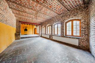 In Marilles, in een rustige en groene omgeving, biedt dit te renoveren huis (schuur) een uitstekend potentieel om een levensproject op maat te realiseren.
Gebouwd op een perceel van 501 m2 op het westen, ontwikkelt het een woonoppervlakte van 264 m2 verdeeld over 13 kamers, waaronder drie grote slaapkamers, een badkamer, verschillende bijgebouwen en twee cabrioletatics van in totaal bijna 80 m 2.
De begane grond bestaat uit een grote woonkamer, een keuken, een garage voor twee auto's, een wasruimte, een stookruimte, een kelder en een ruim bijgebouw, ideaal voor een werkplaats of een recreatiegebied.
Het huis heeft een gezonde structuur, houten en PVC dubbele beglazing kozijnen, betegeld dak in goede staat en centrale olieverwarming.
Het ligt op slechts 500 meter van een bushalte en op 6 km van een snelweg, in een rustige omgeving en toch gemakkelijk bereikbaar.
Perfect voor een renovatieliefhebber of een investeerder die op zoek is naar een project met een hoog potentieel, het pand wordt verkocht met een oud architectenproject dat op aanvraag beschikbaar is en een duidelijke visie biedt op mogelijke transformaties.
👉 Een geweldige kans om een unieke leefruimte te creëren, naar jouw beeld.
EPB G - 735 kWh / m 2, jaar - 155 352 kWh / jaar - Verslag nr. 20250525014375.
Wilt u bezoeken, neem dan contact met ons op: 0497 / 40.99.81 e-mail: alexis.bernar@weinvest.be
**** Om andere exclusieve mogelijkheden te ontvangen, nodigen wij u uit om rechtstreeks contact met ons op te nemen. We zijn beschikbaar om u te helpen bij uw aankoop- of investeringszoekopdracht en bij uw verkoopproject. Neem voor elk verzoek om een GRATIS en NIET-BINDENDE evaluatie contact op met uw expert op 0497 / 40.99.81. ****