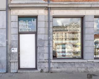 <p><strong>Beautiful and very modern student room</strong>, part of a residence that was fully renovated in 2017 in accordance with all regulations, located on Avenue Poincaré, a lively and well-connected neighborhood in Brussels.</p>
<p>The property enjoys a <strong>strategic location</strong>, close to public transport such as Brussels South Station (metro, tram, bus, train), shops, and the city center. An ideal environment for students looking to combine comfort and accessibility.</p>
<p>The room is located on the <strong>6th floor</strong> of a well-managed and well-maintained building with elevator.</p>
<p>It consists of a sleeping area, a dining corner, a kitchenette, and a shower room with toilet.</p>
<p>Additionally, the building offers <strong>shared facilities</strong>, including a lounge area and waste room.</p>
<p>Ideal as an <strong>investment property with immediate return</strong>.</p>
<p>The property guarantees the investor a <strong>net monthly return of €509</strong>, resulting in an <strong>approximate yield of 4%</strong>.</p>