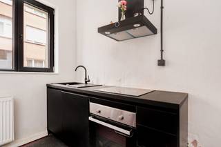 <p>In een kleinschalig gebouw met slechts vier appartementen bevindt zich dit gelijkvloers appartement. Je betreedt het appartement via de leefruimte.</p>
<p>Aan de voorzijde bevindt zich een praktisch keukentje, dat mits een kleine opfrissing volledig naar eigen smaak kan worden ingericht. Vanuit de leefruimte heb je toegang tot een stadskoer, een heerlijk plekje om van de buitenlucht te genieten.</p>
<p>Aansluitend aan de leefruimte bevindt zich een hal met toegang tot de badkamer met inloopdouche. De slaapkamer ligt achteraan in het appartement.</p>
<p>Dit appartement vraagt om een frisse toets, maar vormt daardoor de ideale kans om er helemaal je eigen plek van te maken. Perfect voor wie houdt van een centraal gelegen stek met potentieel!</p>