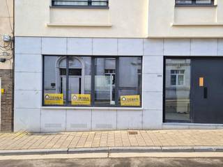 Deze casco handelsruimte van +/- 70 m² is gelegen op een absolute toplocatie in de onmiddellijke nabijheid van het Sint-Pietersplein. Dankzij...