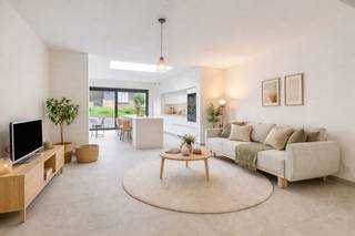 Ben je op zoek naar een energiezuinige woning zonder zorgen, waar je meteen kan intrekken?Deze volledig vernieuwde woning combineert eigentijds...