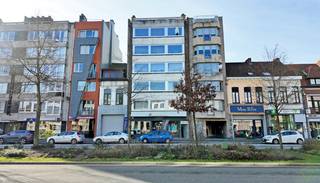 Dit uitzonderlijk ruim en instapklaar appartement op de vijfde verdieping combineert comfort, licht en openheid op een centrale locatie. Dankzij...