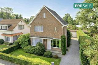 Droomt u van een charmante alleenstaande bebouwing die u volledig naar eigen hand kunt zetten? <br />Dit karaktervolle huis te koop in Mechelen stamt uit 1956 en bevindt zich op een ruim perceel van 546 vierkante meter. <br />Met een bewoonbare oppervlakte van 151 vierkante meter vormt deze te renoveren woning de ideale basis voor wie een kwalitatief huis wil kopen op een absolute toplocatie in Mechelen.<br /><br />Indeling van het huis:<br /><br />Kelder: <br />- Kelder van 22 vierkante meter.<br /><br />Gelijkvloers: <br />- Inkomhal<br />- Gezellige leefruimte<br />- Lichtrijke veranda<br />- Keuken<br />- Praktische wasruimte<br />- Garage van 25 vierkante meter<br />- Zonnige zuidgerichte tuin.<br /><br />Eerste verdieping:<br />- Overloop<br />- 2 volwaardige slaapkamers<br />- 1 badkamer.<br /><br />Zolder: <br />- Ruime zolder van 31 vierkante meter met tal van uitbreidingsmogelijkheden voor extra kamers.<br /><br />Troeven en bereikbaarheid<br />Gelegen in de rustige Duivenstraat te Mechelen, in de gezochte wijk Kauwendael, geniet u hier van een fantastische groene omgeving met het prachtige Tivolipark op wandelafstand. <br />Bovendien heeft dit huis te koop een uitstekende ligging nabij belangrijke verbindingswegen, waardoor u zowel het stadscentrum als de omliggende steden vlot bereikt. <br />De combinatie van groen, fantastische bereikbaarheid en potentieel maakt dit een unieke parel.<br />Met een totale renovatie maakt u van deze woning een prachtige en eigen thuis.<br /><br />Bent u benieuwd naar de mogelijkheden van dit unieke huis te koop in Mechelen? Neem gerust contact op met Dewaele Mechelen voor meer informatie of een bezoek.<br /><br /><br />De eigendom wordt aangeboden via de Pre-sale formule. Van 19/10/2026 om 09:00 tot 24/10/2026 om 12:00 kan u het huis op afspraak komen bezichtigen en een bod uitbrengen. De vermelde prijs is een instelprijs. Voor meer info, gelieve contact op te nemen met de dossierverantwoordelijke.<br /><br />Dit pand is onderworpen aan de renovatieverplichting van de Vlaamse overheid voor residentiële gebouwen (behoudens bij sloop binnen 5 jaar na de aankoop). Consulteer voor meer informatie de website van het Vlaams Energie- en Klimaatagentschap via https://www.vlaanderen.be/een-woning-kopen/renovatieverplichting-voor-residentiele-gebouwen<br /><br />Bestuursmaatregelen in het maatregelenregister: nee<br /><br />Deze AI-visualisaties zijn bedoeld als inspiratie. Er werd geen rekening gehouden met technische specificaties, stedenbouwkundige voorschriften of de concrete mogelijkheden tot realisatie.