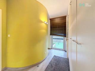 <p>Interesse in dit appartement? Reageren kan enkel via 'Mijn huurprofiel' of via volgende link: https://wi-antwerpen-zuidrand.mijnhuurprofiel.be/property/4e331d85-5515-4ab4-a9bb-69b23dfbcceb<br /><br />Midden in het levendige centrum van Boechout wacht dit charmante appartement op zijn nieuwe bewoners! Alles wat je nodig hebt ligt op een steenworp afstand: winkels, gezellige cafés, restaurants en alle voorzieningen die het leven makkelijk maken.<br /><br /></p>
<p>Je komt binnen in een ruime, lichtrijke woonkamer met een open, volledig geïnstalleerde keuken – een aangename plek om te koken en te ontspannen.<br />Vanuit de woonkamer heb je toegang tot een aangenaam terras, groot genoeg voor een tafel en stoelen om te genieten van de buitenlucht.</p>
<p>De grote slaapkamer baden in het licht dankzij het brede raam en bieden beide voldoende ruimte voor een tweepersoonsbed en kast. De badkamer is uitgerust met een lavabomeubel en een douche en is voorzien van voldoende opbergruimte.</p>
<p>Troeven op een rij:</p>
<ul>
<li>
<p><strong>2 comfortabele slaapkamers</strong></p>
</li>
<li>
<p><strong>Een nette badkamer</strong></p>
</li>
<li>
<p><strong>Een gezellige woonkamer en eetkamer</strong></p>
</li>
<li>
<p><strong>Een praktische keuken<br /></strong></p>
</li>
<li><strong>Een handige nachthal en apart toilet</strong></li>
</ul>
<strong></strong>Dit appartement biedt comfortabel wonen met alles binnen handbereik – ideaal voor koppels die op zoek zijn naar een praktische en gezellige woonplek in Boechout.<br /><br />Interesse in dit appartement? Reageren kan enkel via 'Mijn huurprofiel' of via volgende link: https://wi-antwerpen-zuidrand.mijnhuurprofiel.be/property/4e331d85-5515-4ab4-a9bb-69b23dfbcceb