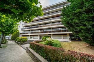 Evere – We Invest biedt dit mooie appartement met 3 slaapkamers aan, gelegen in een goed beheerd gebouw. ​​Het pand geniet van een ideale ligging nabij het Bon Pasteur-park, de begraafplaats van Evere en diverse voorzieningen (openbaar vervoer, winkels, scholen, restaurants, enz.). Het appartement dient gerenoveerd te worden en beschikt over terrassen en garageboxen. De indeling is als volgt: inkomhal met vestiairehoek, ruime en lichte woonkamer met toegang tot het eerste terras, aparte keuken (die eventueel opengetrokken kan worden), nachthal, drie slaapkamers met toegang tot het tweede terras, een vernieuwde doucheruimte met dubbele wastafel en aansluiting voor een wasmachine, een apart toilet en een kelder. Twee garageboxen zijn beschikbaar tegen een meerprijs (€ 25.000 per stuk). EPC-score: B-. Beschikbaar bij het verlijden van de akte. Zeker een bezoek waard! 02 217 22 91