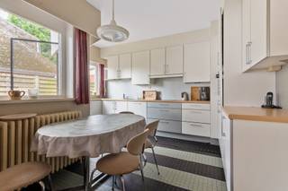 Vrijstaande woning met drie slaapkamers op een perceel van 632 m².<br /><br />Indeling en omschrijving:<br />U betreedt de woning via de inkomhal, die toegang biedt tot de verschillende leefruimtes. Aan de linkerzijde bevindt zich de bureauruimte. Verderdoor de woonkamer die aansluit op de keuken. De keuken is uitgerust met boven- en onderkasten, kookplaat, dampkap, spoelbak, oven en vaatwasser. Via de nachthal bereikt u de drie slaapkamers en de badkamer, voorzien van een lavabo, ligbad en toilet. Tot slot beschikt de woning over een praktische kelder met garage en tuin. <br /><br />Extra info: <span>EPC 783 kWh/ (m² jaar) label F I infoplicht: in aanvraag I watertoets: P-score: B I G-score: B.</span><br /><br /><span>Renovatieverplichting residentiële gebouwen van toepassing (label F). Meer info: https://www.vlaanderen.be/een-woning-kopen/renovatieverplichting-voor-residentiele-gebouwen.</span>