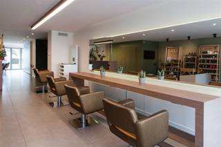 <p><span>Joli local commercial, actuellement aménagé en salon de coiffure, idéalement situé dans un quartier commerçant de premier choix, en plein centre de Putte.</span></p><p><span> </span></p><p><span>Ce bâtiment récent a été construit en 2013-2014 et a été aménagé avec des matériaux de très haute qualité. Grâce à sa surface utile spacieuse, ce local commercial offre de nombreuses possibilités. De grandes baies vitrées, tant à l'avant qu'à l'arrière, assurent une excellente luminosité. Le local commercial a une superficie de</span><span> XXX</span><span> </span><span>m² et dispose, en plus de l'espace de vente, d'un débarras pratique avec kitchenette et de toilettes pour les clients. À l'arrière, vous pourrez profiter de l'extérieur sur la terrasse orientée sud avec un petit jardin.</span></p><p><span> </span></p><p><span> </span></p><p><span>Une place de parking souterraine peut être achetée en supplément si vous le souhaitez.</span></p><p><span> </span></p><p><span>Venez découvrir les atouts de ce bien sur place et prenez rendez-vous : 015/755 444 ou <span>info@immovercammen.be</span></span></p><p><span>Disponible à partir d'octobre 2026.</span></p><p><span> </span></p>