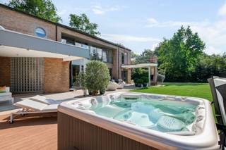 Een moderne villa op ca. 2.043 m², gelegen in de gegeerde wijk Vriesdonk met unieke combinatie van luxueus wonen en professioneel werken.De...
