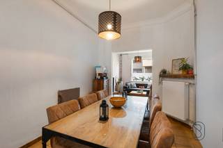 TOFFE en RUSTIG gelegen woning aan de groene rand van Ronse, met zij-ingang die toegang geeft tot het terras en tuin.Op het gelijkvloers bevindt zich...