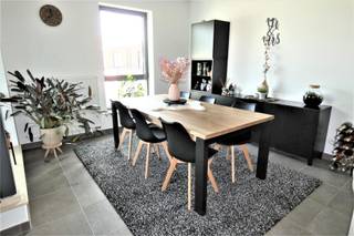 Recent twee slaapkamer appartement met terras in de nabijheid van winkels, scholen en openbaar vervoer. Het appartement is gelegen op de 1ste verdieping en is ook bereikbaar met de lift. Indeling: inkomhal/nachthal, lichtrijke leefruimte met ingerichte open keuken (voorzien van een dubbele spoelbak, keramische kookplaat, dampkap, oven, koelkast en vaatwasmachine), aanpalend inpandig terras, badkamer met dubbele lavabo en ligbad met douchefaciliteit, apart toilet, berging/wasplaats en 2 slaapkamers. Er is private parkeergelegenheid voor 1 wagen achteraan het gebouw. De maandelijkse lasten bedragen 80euro voor het gemeenschappelijk water, de gemeenschappelijke elektriciteit en het onderhoud van de gemeenschappelijke delen en de lift. Vrij vanaf 01/09/2026. Wenst u meer informatie, aarzel niet ons te contacteren en stuur een mail naar affligem@immoaccenta.be
