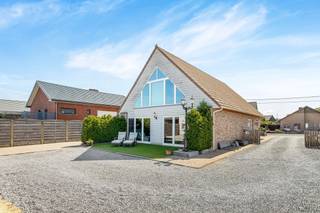 Unieke houtmassieve woning nabij het centrum van Arendonk – karaktervol, energiezuinig en veelzijdig met een magazijn van > 100m²<br /><br />Deze charmante woning, gebouwd in 2007 met houtmassieve constructie gemaakt in Noorwegen, biedt een warme en natuurlijke woonervaring. Dankzij de degelijke materialen en uitstekende isolatie geniet je van een lage EPC-score van 207 Kwh(label C)<br /><br />Kenmerken:<br /><br />Locatie: Rustig gelegen, op korte afstand van het centrum van Arendonk<br />Bouwjaar: 2007<br />Constructie: Houtmassiefbouw uit Noorwegen – duurzaam, ecologisch en gezond binnenklimaat<br />Energie: Lage EPC-score, energielabel C<br />Indeling: 2 volwaardige slaapkamers<br />Lichtinval: Grote raampartijen aan de achterzijde zorgen voor overvloedig natuurlijk licht<br />Bijgebouw: Ruim bijgebouw van >100 m² – ideaal voor bijberoep, opslag of hobbyruimte<br />Materialen: Degelijke en kwalitatieve afwerking<br />Deze woning is perfect voor wie op zoek is naar een combinatie van comfort, duurzaamheid en functionaliteit. Het ruime bijgebouw biedt talloze mogelijkheden, van atelier tot praktijkruimte.<br /><br />Benieuwd naar deze unieke woning? Neem gerust contact op voor een bezichtiging en ontdek zelf de charme en het potentieel van deze houtmassieve parel in Arendonk.