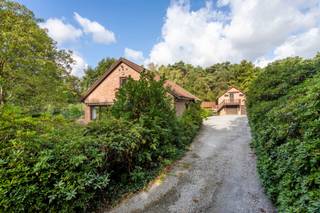 <p>Unieke rustig gelegen villa op uniek perceel van +/- 11.798m² met grote mooie siervijver te Lichtaart!</p>
<p>Deze eigendom is rustig gelegen op een villagrond van +/- 11.798m² met uniek zicht op de bijhorende siervijver. De woning beschikt momenteel over 2 slaapkamers, ruim bureau dat eventueel als derde slaapkamer gebruikt kan worden, dressing, 2 badkamers, woonkamer, keuken, berging, wasruimte en koele kleine bergkelder, een dubbele garage met bovenliggende ingerichte studio met aparte toegang. Uitbreidingsmogelijkheden naar boven voor wie op zoek is naar extra bewoonbare ruimte. <br /><br />INDELING <br />Een uitgestrekte private gebogen oprit brengt ons tot aan de villa met veel privacy. Deze is toegankelijk via een ruime inkomhal met toegang naar zowel de keuken, de woonruimte als tot de bureauruimte of extra slaapkamer. De zeer ruime woonkamer geeft een prachtig panoramisch zicht over de tuin met vijver door het gebruik van grote ramen achteraan. Deze ruimte is ook voorzien van een gezellige houtkachel.<br /><br />De woning beschikt over een zeer ruime zolderverdieping waar extra slaapkamers en badkamer kunnen gecreëerd worden. Dit is reeds voorzien in de huidige plannen indien uitbreiding gewenst.<br /><br />Op het perceel bevindt er zich tevens een dubbele garage voorzien van 2 automatische toegangspoorten.<br />Bovenliggend is er een studio met aparte toegang gecreëerd. Deze beschikt over een eigen keuken en badkamer.<br /><br />BIJZONDERHEDEN<br />- grondwaterboring<br />- eigendom met uitbreidingsmogelijkheden ( informeer u over meerdere mogelijkheden )<br />- rolluiken ( woonruimte elektrisch ) voorzien in gans de villa<br />- EPC label D<br /><br />POSITIEVE ASPECTEN<br />- unieke westelijk georiënteerde kavel met prachtige vijver<br />- aparte dubbele garage + veel parkeermogelijkheden voor de woning<br />- aparte studio<br />- uitzonderlijk rustige ligging</p>
<p></p>