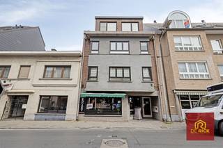 This move-in ready duplex apartment in the center of Aalst is ideally located near schools, stores, supermarkets and public transportation.The apartment is divided into an entrance hall, a spacious living room with lots of natural light, dining area and fully equipped open kitchen,