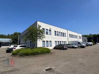 Magnificently located 900 m² office space with visibility from the busy Pontbeeklaan on the outskirts of Brussels (Zellik).Phenomenal accessibility...