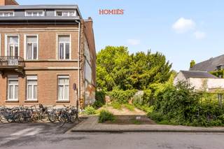 Op een absolute toplocatie in het centrum van Leuven, nabij het Sint-Jacobsplein, bieden wij deze uitzonderlijke bouwgrond aan. Een unieke kans voor wie op zoek is naar een zeldzaam perceel in één van de meest gegeerde en centrale buurten van de stad. Met een oppervlakte van 117m2 bevindt dit perceel zich op een locatie waar dergelijk aanbod uiterst beperkt is. De combinatie van stedelijke dynamiek en toch een rustig straatje maakt dit een bijzonder interessante opportuniteit voor wie wil bouwen in het hart van Leuven. Dankzij de centrale ligging bevinden winkels, horeca, openbaar vervoer en de belangrijkste invalswegen zich op wandelafstand. Een betere uitvalsbasis is nauwelijks denkbaar. Dit perceel biedt tal van mogelijkheden (onder voorbehoud van stedenbouwkundige voorschriften) en vormt een zeldzame kans om een toekomstgericht project te realiseren op een AAA-locatie. Interesse in de verschillende mogelijkheden? Contacteer ons gerust voor meer informatie via 016 22 82 22 of info@homies.be. HOMIÉS, an Eye for Immo.