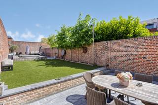 In het hart van Sint-Truiden, op de aangename Houtmarkt 20, bevindt zich dit indrukwekkende herenhuis dat charme en luxe moeiteloos combineert...