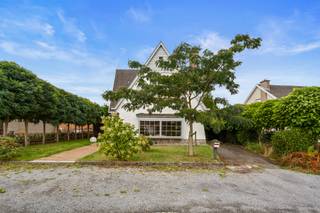 <p>In een rustige, doodlopende straat op wandelafstand van het centrum van Ronse, ontdek je deze charmante woning vol karakter en authenticiteit. Vanaf het eerste moment word je verwelkomd door een mooie voortuin en de elegante gevel die meteen de toon zet. Voor de woning is er voldoende parkeergelegenheid en via de oprit bereik je de aparte garage.</p>
<p>Binnenin wacht je een inkomhal met authentieke vloeren en een prachtige houten trap die meteen indruk maakt. De lichtrijke leefruimte ademt gezelligheid uit en sluit naadloos aan bij de eetkamer. De ruime keuken vormt het hart van de woning en sluit mooi aan bij de tuin, waardoor koken en samenkomen hier extra gezellig worden. Verder zijn er op het gelijkvloers een grote berging/wasplaats, een apart toilet en een badkamer met ligbad en lavabo. De kelder zorgt voor extra opslagruimte.</p>
<p>Op de verdieping vind je drie ruime slaapkamers en een extra kamer die perfect kan dienen als dressing, bureau of hobbyruimte. Achteraan geniet je van een zonnige tuin met veel privacy, ideaal voor gezellige avonden of speelruimte voor kinderen.</p>
<p>Deze woning combineert ruimte, lichtinval en authenticiteit met een topligging. Een pareltje met ongelooflijk veel charme waar je meteen het warme thuisgevoel ervaart!</p>
<p>📞 Plan vandaag nog je bezoek in en ontdek zelf de troeven van dit huis. Contacteer Chiara voor meer info of een afspraak.</p>