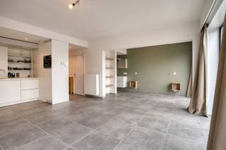 <span><span>Nabij het stadscentrum van <strong>Diksmuide</strong> bieden we u deze gezellige en comfortabele studio aan. De studio bevindt zich op de <strong>derde verdieping</strong> in een <strong>kleinschalige residentie</strong> vlakbij de voornaamste warenhuizen, winkelcentra en <strong>op wandelafstand van het station en de Grote Markt</strong> van Diksmuide. Vlot bereikbaar en goede verbinding met het openbaar vervoer gegarandeerd.<br /><br />Het eigendom werd<strong> recent gerenoveerd </strong>(RJ: 2020-2021) en voldoet aan alle hedendaagse kwaliteitsnormen. Bovendien is deze woonst erg <strong>energiezuinig</strong>, wat resulteert in een uitermate gunstige energiescore van 149 kWh/(m<sup>2</sup>/jaar) of <strong>energielabel B</strong>. Daarnaast is de elektrische installatie volledig conform gekeurd. Op heden wordt er verwarmd met<strong> centrale verwarming </strong>op aardgas. Ook alle ramen zijn voorzien van dubbele beglazing met PVC raamkozijnen.<br /><br />Bij dit aanbod hoort een <strong>afzonderlijke kelderberging </strong>(verdieping -1). Ook beschikt u over de <strong>mogelijkheid om een carport/overdekte autostaanplaats mee aan te kopen (prijs op aanvraag)</strong>.<br /><br /><strong>Op heden verhuurd aan €695/maand. Mooi jaarlijks bruto huurrendement van ca 4,07%. Geen kosten en direct rendement vanaf akte. Meer info gewenst over de huurvoorwaarden? Neem contact op met ons kantoor.</strong><br /><br /><u>De indeling van de ruimtes is als volgt:</u><br />inkomhal met inmaakkasten (technische ruimte, vestiaire, wasplaats) - apart gastentoilet - lichtrijke en aangename woonkamer met aansluitend de open, praktisch ingerichte keuken - slaapgedeelte (mogelijk om volledig af te scheiden van de leefruimte doormiddel van het plaatsen van (kast)wand) - ensuite badkamer uitgerust met douche en lavabomeubel - balkon.</span><br /><br /><span><em>OPM.: Enkele simulaties van mogelijke inrichting/bemeubeling werden toegevoegd aan de advertentie.</em></span></span><br /><br /><span><span><u>Enkele troeven:</u></span></span>
<ul>
<li><span><span>Instapklaar en energiezuinig;</span></span></li>
<li><span><span>tevens <strong>ideaal geschikt als investering voor verhuur</strong>;</span></span></li>
<li><span><span>recent gerenoveerd gebouw & lage, gemeenschappelijke kosten;</span></span></li>
<li><span><span>mogelijkheid tot aankoop carport;</span></span></li>
<li><span><span><strong>gemeenschappelijke, afgesloten fietsenstalling</strong>.</span></span></li>
</ul>
<span><span>Is uw interesse gewekt? Wenst u meer informatie of bezoek? Bel Diksimmo op het nummer <strong>051 50 11 51</strong> of mail naar <strong>diksmuide@diksimmo.be</strong>.</span></span>