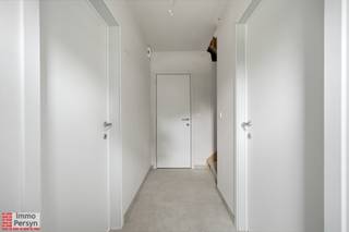 Gelegen in de rustige Vossekotstraat vinden we deze gloednieuwe halfopen bebouwing terug. De woning combineert een tijdloze architectuur van rode gevelsteen met strakke zwarte raamprofielen en dakpannen, wat zorgt voor een moderne doch warme uitstraling. U woont hier op een boogscheut van het centrum van Scherpenheuvel (+/- 1,8 km), met een vlotte verbinding naar winkels en scholen, maar geniet tegelijkertijd van de rust die deze residentiële straat te bieden heeft.<br /><br />Bij het betreden van de woning kom je in een functionele inkomhal met gastentoilet. Wat meteen opvalt, is de logische flow naar de leefruimte. De zithoek en eethoek vormen één ruim en lichtrijk geheel dat naadloos aansluit op de open keuken. Dankzij de grote raampartijen aan de achterzijde wordt de tuin als het ware naar binnen getrokken en geniet je de hele dag door van natuurlijke lichtinval. Aansluitend aan de keuken is er een bijzonder praktische berging voorzien met aansluitingen voor wasmachine en droogkast; een onmisbare troef voor elk gezin. Buiten is er ruimte voor een gezellig terras en een onderhoudsvriendelijke tuin, waar in de voortuin een wadi is aangelegd voor een duurzame waterhuishouding.<br />Op de eerste verdieping biedt de nachthal toegang tot drie volwaardige slaapkamers, ideaal voor een gezin of om in te richten als thuiskantoor. De badkamer is centraal gelegen en slim ingedeeld met ruimte voor zowel een ligbad, een toilet als een dubbele wastafel. Via een zolderluik is de ruime zolderverdieping bereikbaar. Deze grote open ruimte biedt extra mogelijkheden voor opslag, wat de praktische bruikbaarheid van deze woning compleet maakt. Kortom, een instapklare buitenkans voor wie op zoek is naar een kwalitatieve nieuwbouwwoning op een toplocatie.<br /><br /><u><strong>Indeling:</strong></u><br /><strong>Gelijkvloers:</strong> Inkomhal, toilet, zithoek, eethoek, open keuken, berging/wasplaats <br /><strong>Eerste verdieping:</strong> Nachthal, 3 slaapkamers, badkamer <br /><strong>Zolder:</strong> Ruime bergzolder<br /><strong>Buitenruimte:</strong> oprit met parkeerplaats <br /><br /><br />*De prijs van 370.000euro is exclusief BTW (12% op de bouwgrond - 21% op de woning) = totaalprijs van <u><strong>439.600 euro</strong></u> inclusief btw en registratierechten.<br /><br />Ervaar zelf de vele voordelen van deze woning tijdens een persoonlijke rondleiding. Maak vandaag nog je afspraak.<br />Mail naar info@immopersyn.be of bel 013 444 008.
