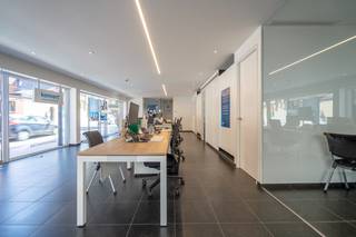 Ontdek deze <strong>instapklare bureauruimte</strong> van <strong>158 m²</strong> op een <strong>toplocatie</strong> in het <strong>centrum</strong> van <strong>Izegem.</strong> Het pand is <strong>ideaal voor</strong> <strong>zelfstandigen</strong> of <strong>organisaties</strong> die <strong>op zoek</strong> zijn naar een <strong>aangename, functionele werkplek</strong> met een <strong>professionele uitstraling.</strong><br /><br />De kantoorruimte bestaat uit:<br /><strong>Centrale bureauruimte</strong> met veel natuurlijk lichtinval<br /><strong>Aparte vergaderruimte</strong> <br /><strong>Afgesloten bureauruimte</strong> <br /><strong>Praktische kitchenette</strong> met alle nodige voorzieningen<br /><strong>Sanitaire voorzieningen</strong><br /><br />Dankzij de <strong>centrale ligging</strong> in de Roeselaarsestraat geniet je van een <strong>vlotte bereikbaarheid</strong> en <strong>nabijheid</strong> van <strong>winkels, horeca en openbaar vervoer.</strong><br />Deze kantoorruimte combineert <strong>comfort, functionaliteit en zichtbaarheid, </strong>de ideale plek om jouw <strong>professionele activiteiten</strong> verder <strong>uit</strong> te <strong>bouwen.<br /><br />INTERESSE?</strong> Contacteer:<br />Matthis op matthis@dekeyser.immo of 0477 804 350<br />Leopold op leopold@dekeyser.immo of 0499 618 354