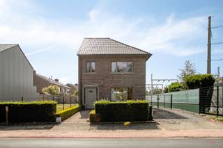<p><span>Ontdek deze ruime halfopen gezinswoning met tal van mogelijkheden, gelegen in de Machelenstraat 68 te Petegem-aan-de-Leie.</span></p><p><span>Met een bruto bewoonbare oppervlakte van 151 m² en een perceel van maar liefst 500 m² biedt deze woning volop ruimte, zowel binnen als buiten. De ruime tuin, oprit en aparte garage maken van deze woning een interessante eigendom met tal van mogelijkheden. </span></p><p><span>Sinds 2016 werden reeds verschillende verbeteringswerken uitgevoerd. Zo werd het dak geïsoleerd en werden de dakpannen vernieuwd. Daarnaast werd de woning voorzien van hoogrendementsbeglazing in PVC, een nieuwe voordeur en een sectionale poort in de vrijstaande garage.</span></p><h3><span>INDELING:</span></h3><p><span>Gelijkvloers: Inkomhal - leefruimte - keuken - berging - veranda - toilet - wasplaats/technische ruimte<br />Eerste verdieping: 3 ruime slaapkamers - badkamer met douche en lavabo<br />Tweede verdieping: Onafgewerkte zolderverdieping, momenteel toegankelijk via een zolderluik. Mits de nodige afwerking kan deze ruimte bijvoorbeeld ingericht worden als extra slaapkamer, hobbyruimte of bureauruimte.</span></p><h3><span>TROEVEN:</span></h3><ul><li><span>Ruim perceel van 500 m² </span></li><li><span>Halfopen bebouwing met veel mogelijkheden</span></li><li><span>Ruime Zuidgerichte tuin met afzonderlijke garage en sectionaalpoort</span></li><li><span>3 ruime slaapkamers en zolderverdieping met uitbreidingsmogelijkheden</span></li><li><span>Hoogrendementsbeglazing - rolluiken - Renson screen aan veranda en zonneluifel</span></li><li><span>Geïsoleerd dak - centrale verwarming op gas via condenserende gasketel</span></li><li><span>Asbestveilig met 1 asbestmateriaal dat zorgvuldig beheerd dient te worden (elektriciteitskast)</span></li><li><span>Interessant renovatie- en afwerkingspotentieel</span></li><li><span>Het perceel bouwgrond links van de woning staat ook te koop en biedt tal van mogelijkheden!</span></li></ul><h3><span>INFO:</span></h3><ul><li><span>EPC: 410 kWh/m²/jaar label E</span></li><li><span>Stedenbouwkundige informatie: Vg | Wg | Gmo | Gvkr | Gvv</span></li><li><span>Watertoets: perceelscore C | gebouwscore A</span></li><li><span>De vermelde bewoonbare oppervlakte betreft de bruto oppervlakte zoals vermeld in het EPC-attest.</span></li><li><span>Deze woning is onderhevig aan de renovatieverplichting opgelegd door de Vlaamse Overheid. Voor meer informatie verwijzen wij naar de website van het Vlaams Energie- en Klimaatagentschap.</span></li></ul><p><span> </span></p><p><span>Meer informatie of een bezoek?<br />Contacteer Ellen via 0474 86 04 52 of <span>ellen@heritagevastgoed.be</span></span></p><p><span> </span></p><p><span> </span></p>