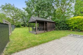 [[ DIT PAND NEEMT DEEL AAN DE ERA OPEN HUIZEN DAG OP 19/9 VAN 14:30 TOT 15:30 ]] <strong>Ééngezinswoning in het centrum van Erps-Kwerps, op korte afstand van scholen, park en treinstation.</strong><br />Deze instapklare woning (bouwjaar 1997) combineert een gunstig EPC-label B en een conform elektrisch attest met een aangename tuin van 400 m². Dankzij de ligging nabij het treinstation en invalswegen geniet u van vlotte verbindingen, terwijl u toch rustig woont. De woning is praktisch ingedeeld en biedt voldoende ruimte voor een gezin.<br /><br /><u><strong>Belangrijkste ruimtes:</strong></u><br />• Woonkamer (23 m²) met veel lichtinval en toegang tot het terras<br />• Keuken (10,3 m²) met functionele indeling<br />• Vier slaapkamers (7 m², 9 m², 9 m², 13 m²)<br />• Badkamer (6 m²) met basisvoorzieningen<br />• Garage (23,3 m²) en twee bergingen (10,4 m² en 5,9 m²)<br />• Tuin (400 m²) met terras en parkeermogelijkheid<br /><br /><u><strong>Troeven:</strong></u><br />• EPC-label B en conform elektrisch attest<br />• Instapklare woning met ruime, aangename tuin<br />• Treinstation op wandelafstand<br /><br />Meer informatie of een bezoek met Nicolas Geeraerts? Contacteer ons via +3223351115<br />JOUW DROOMHUIS. ZO GEVONDEN!