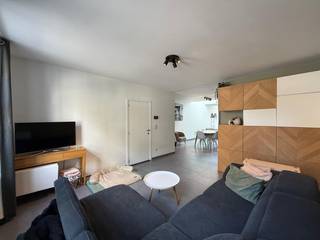 <p>Lichtrijke, ruimtelijke, compleet uitgeruste eengezinswoning (210m²) met een onderhoudsvriendelijke westtuin (311m²) op 15km van Mechelen en 12km van Leuven.<br />De woning voorziet in een zeer ruime lichtrijke leefruimte (met vide) en open keuken die zich over de volledige bouwdiepte uitstrekt, aansluitend bij de volledig uitgeruste keuken vinden we een ruime koele berging en directe toegang tot het zonnige terras, de tuin is omheind en voorziet naast twee staanplaatsen op eigen terrein ook in een handige fietsenberging en in voldoende speel- en relaxruimte.<br />Het verdiep is voorzien van een ruime master bedroom met ensuite dressing, badkamer met dubbele wastafel, bad-douchecombinatie en tweede toilet, een bureauruimte met uitzicht over vide en achtergelegen weilanden en een gezellige kinderkamer.<br />De vaste trap leidt ons verder naar de zolderverdieping waar een zeer ruime kamer momenteel als derde slaapkamer en sportkamer fungeert (twee ramen dus opsplitsen makkelijk mogelijk) en vervolgens nog een ruime technische berging.<br />Info/plaatsbezoek 0473/245102 of info@vandenvonder-decat.be.</p>