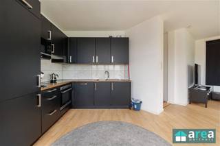 <p><span>Appartement op de Zandvlietstraat 1 te Antwerpen</span></p><p><span>Dit appartement op de derde verdieping aan de Zandvlietstraat 1 te Antwerpen combineert comfort, een praktische indeling en een uitstekende ligging. Gelegen nabij winkels, scholen, openbaar vervoer en belangrijke invalswegen geniet u hier van een vlotte verbinding naar het centrum van Antwerpen en omliggende gemeenten.</span></p><p><span>Troeven:</span></p><ul><li><span>2 volwaardige slaapkamers</span></li><li><span>Bewoonbare oppervlakte van 84 m²</span></li><li><span>Volledig gerenoveerd interieur</span></li><li><span>Geïnstalleerde keuken</span></li><li><span>Veel natuurlijke lichtinval</span></li><li><span>Ideaal voor eigen bewoning of investering</span></li></ul><p><span>Indeling:</span></p><p><span>Via de inkomhal betreedt u de aangename leef- en eetruimte, waar de grote raampartijen zorgen voor een overvloed aan natuurlijk licht. Aansluitend bevindt zich de volledig geïnstalleerde keuken, die voorzien is van alle nodige comfort.</span></p><p><span>Verder beschikt het appartement over twee volwaardige slaapkamers en een moderne badkamer met douche. Dankzij de doordachte indeling wordt de beschikbare ruimte optimaal benut, wat zorgt voor een comfortabel woongevoel.</span></p><p><span>Het appartement werd volledig gerenoveerd aan de binnenzijde en bevindt zich in uitstekende staat. Het huidige EPC-label bedraagt F, voornamelijk doordat het dak nog niet geïsoleerd werd. Dit biedt de mogelijkheid om met een beperkte energetische ingreep de energieprestatie van het appartement aanzienlijk te verbeteren. Dankzij de kwalitatieve renovatie van het interieur is de woning verder volledig instapklaar.</span></p><p><span>Voor meer informatie kan u terecht bij Area Partners: <span>info@area.be</span></span><span> of 03/284.60.60.</span></p>