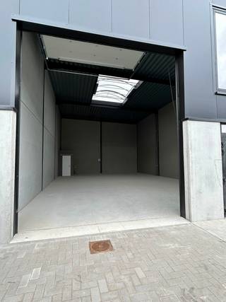 <p>Te huur: modern gesloten handelspand in de Bedrijvenstraat, gelegen in een KMO-zone van Ieper, op een strategische locatie nabij invalswegen.</p>
<p> </p>
<p>Dit nieuwbouwpand (bouwjaar 2025) biedt een uitstekende commerciële zichtbaarheid dankzij de drukke ligging. De locatie in de KMO-zone maakt het ideaal voor ondernemers die willen profiteren van een professioneel netwerk en goede bereikbaarheid. Bovendien is er parkeergelegenheid voorzien, wat het comfort voor klanten en leveranciers verhoogt.</p>
<p> </p>
<p>Belangrijkste ruimtes:<br />• Open handelsruimte met veel mogelijkheden voor inrichting<br />• Parkeerplaats voor klanten en personeel</p>
<p> </p>
<p>Troeven:<br />• Strategische ligging nabij invalswegen<br />• Gelegen in een actieve KMO-zone<br />• Nieuwbouw met moderne voorzieningen</p>
<p> </p>
<p>Neem vandaag nog contact op met je ERA-makelaar voor een bezoek.</p>
<p> </p>
<p>JOUW DROOMHANDELSPAND. ZO GEVONDEN!</p>