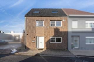 Deze instapklare woning uit bouwjaar 2017 bestaat op het gelijkvloers uit een grote inkomhal met vestiaire, apart toilet, een eerste slaapkamer/bureau met aansluitend de eerste badkamer( douche, wastafel, toilet), een ruime leefruimte met eethoek en salon, volledig geïnstalleerde keuken met aansluitend de berging/wasplaats. De eerste verdieping bestaat op haar beurt uit een nachthal, nog 3 ruime kamers waarvan momenteel één ingericht als dressing en een tweede en derde badkamer ( telkens met douche, toilet en wastafel). De zolderverdieping is bereikbaar via vaste trap en omvat nog een hal, een vijfde slaapkamer en een berging. Centrale verwarming op gas en airco overal! Buiten is er een terras met zonneluifel, een tuin en een tuinberging. Zoekt u een perfect onderhouden, recent pand met enorm veel aandacht voor comfort dan is dit dé kans om uw droom te verwezenlijken. EPC label B!