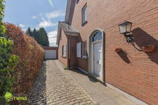 Deze prachtige open bebouwing is gelegen in een doodlopende, uiterst kindvriendelijke straat, op een gunstige locatie nabij scholen, winkels...