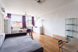 De woning is rustig gelegen in de Grasmuslaan in Hoboken, nabij winkels, scholen, sportfaciliteiten en horecazaken. Dankzij het openbaar vervoer en de belangrijke verbindingswegen zijn Antwerpen en de omliggende gemeenten vlot bereikbaar.<br /><br />Dit verzorgd appartement bevindt zich op de derde verdieping van een kleinschalig gebouw. Via de inkomhal met kastruimte komt u in de lichtrijke leefruimte met aansluitend de geïnstalleerde keuken. Verder beschikt het appartement over een badkamer met douche-in-bad, wastafel en aansluitingen voor wasmachine en droogkast.<br /><br />Aan de achterzijde bevinden zich twee slaapkamers, waarvan de grootste toegang biedt tot het terras. Daarnaast beschikt het appartement over een privatieve berging en een aparte garagebox aan de achterzijde van het gebouw, inbegrepen in de vraagprijs.<br /><br />Verplichte vermeldingen:<br />EPC F: 1204 kWh/m² (renovatieverplichting)<br />P-score: D &amp; G - score: C<br />Stedenbouwkundige inlichtingen in aanvraag