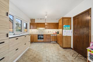 In het centrum van Tielt-Winge vindt u deze verrassend ruime, deels gerenoveerde woning met een uitzonderlijk aantal slaapkamers.Met maar liefst 6...