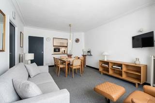 e koop: gezellig appartement op de Zeedijk in Mariakerke te Oostende.
<p> </p>
<p>Dit appartement, ligt op een toplocatie aan de Luxemburgstraat, vlak bij het strand. Dankzij de ligging op de Zeedijk geniet u van een unieke combinatie van strandbeleving en stadscomfort. Het zijdelings zeezicht zorgt voor een aangename sfeer, terwijl u ook profiteert van de nabijheid van openbaar vervoer en lokale voorzieningen.</p>
<p> </p>
<p>Belangrijkste ruimtes:<br />• Living met natuurlijke lichtinval<br />• Ruime slaapkamer<br />• Badkamer met ligbad en wastafel in meubel<br />• Inkomhal met toegang tot de verschillende ruimtes<br />• Berging voor extra opslag<br />• Kelder voor bijkomende opbergruimte<br />• Fietsenstalling voor veilig stallen van uw fiets</p>
<p> </p>
<p>Troeven:<br />• EPC B<br />• Gelegen op de Zeedijk in Mariakerke<br />• Nabij openbaar vervoer en winkels</p>
<p> </p>
<p>Neem vandaag nog contact op met uw ERA-makelaar voor een bezoek.</p>
<p> </p>
<p>JOUW DROOMAPPARTEMENT. ZO GEVONDEN!</p>