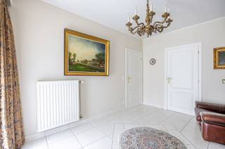 Zeer goed onderhouden woning met 2 slaap- en 2 badkamers.<br /><br />GELIJKVLOERS<br />Inkomhal met gastentoilet<br />Zithoek met gashaard<br />Eetkamer <br />Ontbijthoek <br />Volledig ingerichte keuken<br />Wasplaats en koele berging<br />2 grote slaapkamers (20m² -18m²)<br />2 badkamers <br />Apart toilet<br />Inpandige garage met trap naar eerste verdieping<br /><br />EERSTE VERDIEPING<br />Mogelijkheid om slaapkamer bij te creëren <br />Nu bereikbaar via garage maar in inkomhal is mogelijkheid reeds voorzien<br /><br />BUITEN<br />Volledig omheinde mooi aangelegde tuin<br />Groot terras ook deels overdekt (45m²)<br />Tuinhuis<br /><br />BIJZONDERHEDEN<br />Rustige ligging met veel privacy <br />Zuidwest oriëntatie<br />Kruipkelder<br />Mogelijkheid voorzien om trap in inkomhal te installeren <br /><br />POSITIEVE PUNTEN<br />Gunstig EPC B<br />Elektriciteit conform<br />Prima onderhouden<br />Snel beschikbaar