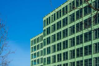 <p>INFINITI is een hedendaags kantoorgebouw in Antwerpen dat duurzaamheid, comfort en bereikbaarheid op een doordachte manier samenbrengt. De ligging naast station Antwerpen-Berchem, met directe toegang tot trein, tram en bus, zorgt voor een uitstekende multimodale bereikbaarheid. Daarnaast is er een vlotte aansluiting op de Antwerpse Ring en de belangrijkste snelwegen, wat het gebouw ook met de wagen gemakkelijk toegankelijk maakt.</p>
<p>Het gebouw biedt flexibele kantoorruimtes die kunnen worden ingericht volgens de specifieke noden van de gebruiker. De kantoorverdiepingen genieten van ruime plafondhoogtes en veel natuurlijke lichtinval, wat bijdraagt aan een aangename en efficiënte werkomgeving. Aanvullende voorzieningen zoals kitchenettes, douches en gemeenschappelijke faciliteiten verhogen het dagelijks comfort voor medewerkers.</p>
<p>INFINITI werd ontwikkeld met een sterke focus op duurzaamheid en energie-efficiëntie. Het gebouw beschikt over een BREEAM-certificering, wat getuigt van aandacht voor milieuprestaties, energiegebruik en toekomstbestendig vastgoedbeheer. Door de integratie van energiezuinige technieken en duurzame installaties worden de operationele kosten beheerst, zonder in te boeten op kwaliteit.</p>
<p>Dankzij de combinatie van strategische ligging, flexibele indeling en duurzame kwaliteiten vormt INFINITI een geschikte kantooromgeving voor ondernemingen die belang hechten aan bereikbaarheid, comfort en verantwoord ondernemen.</p>
<p>Voor bijkomende informatie of het inplannen van een bezichtiging kan u steeds vrijblijvend contact opnemen met Oreon Properties via +32 495 23 26 23 of jef.n@oreon-properties.be</p>