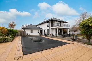 <p><strong>Centraal gelegen open bebouwing met panoramisch zicht en grote tuin</strong></p>
<p>Ontdek deze recente deels gerenoveerde open bebouwing in het hart van Merksplas. De woning combineert ruimte, comfort en rust op een toplocatie vlak bij alle voorzieningen.</p>
<p>Binnenin geniet je van een ruime leefomgeving met een lichtrijke woonkamer die uitkijkt op uitgestrekte weidevelden, een prachtig panoramisch zicht dat elke dag rust en natuurbeleving brengt. De woning beschikt over <strong>vier volwaardige slaapkamers</strong>, waarvan enkele zich op het gelijkvloers bevinden, ideaal voor wie gelijkvloers wil wonen. De <strong>ruime badkamer</strong> is praktisch en hedendaags ingericht.</p>
<p>De woning is opgefrist met <strong>duurzame materialen</strong> en biedt tal van <strong>bergruimtes</strong>. Buiten is het volop genieten in de <strong>grote, volledig omheinde tuin</strong> met <strong>zwembad,</strong> een echt vakantiegevoel in eigen tuin.</p>
<p>Dankzij de centrale ligging woon je <strong>overal dichtbij</strong>, terwijl je toch volop geniet van <strong>rust en privacy</strong>.</p>
<p><strong>Troeven:</strong></p>
<ul>
<li>
<p>4 slaapkamers (waarvan meerdere gelijkvloers)</p>
</li>
<li>
<p>Grote, omheinde tuin met zwembad</p>
</li>
<li>
<p>Woonkamer met panoramisch zicht</p>
</li>
<li>
<p>Ruime badkamer</p>
</li>
<li>
<p>Recent deels gerenoveerd met duurzame materialen</p>
</li>
<li>
<p>Centrale, doch rustige ligging</p>
</li>
<li>
<p>Voldoende bergruimte</p>
</li>
</ul>
