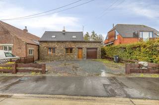 Dit ruime huis te koop biedt een unieke kans voor wie op zoek is naar instapklaar huis in het landelijke Pajottegem. Gelegen op een...