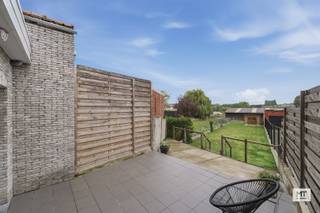 In het centrum van Zonnebeke, op wandelafstand van winkels, school en andere voorzieningen, bevindt zich deze <strong>instapklare woning met 4 slaapkamers, inpandige garage en zonnige tuin</strong>. De woning beschikt over een <strong>gunstig EPC-label B</strong>, conforme elektriciteit tot 2049 en is asbestveilig.<br /><br /><strong>Indeling</strong>
<ul>
<li>Gelijkvloers: inkomhal met gastentoilet (9 m²), lichtrijke woon- en eetkamer met open keuken (41 m²), berging (5 m²) die toegang biedt tot de kelder (28 m²). Daarnaast is er nog een inpandige garage van 11 m². </li>
<li>Eerste verdieping: nachthal, 2 slaapkamers (13 - 11 m²) en badkamer met douche, ligbad, toilet en enkelvoudige wastafel (7 m²).</li>
<li>Tweede verdieping: nachthal, 2 slaapkamers ( 11 - 6 m²). </li>
<li>Derde verdieping: zolder (bereikbaar via het zolderluik)</li>
</ul>
<br /><strong>Kenmerken</strong>
<ul>
<li>Zonnige tuin</li>
<li>CV op aardgas, dak- en muurisolatie</li>
<li>Recente vernieuwingen aan o.a. plat dak, dakgoten, afvoeren en voorgevel</li>
</ul>
<br /><strong>Meer informatie of een vrijblijvend bezoek?</strong><br />Contacteer Eden op 0470 43 78 21 of mail info@minthus.be<br />
