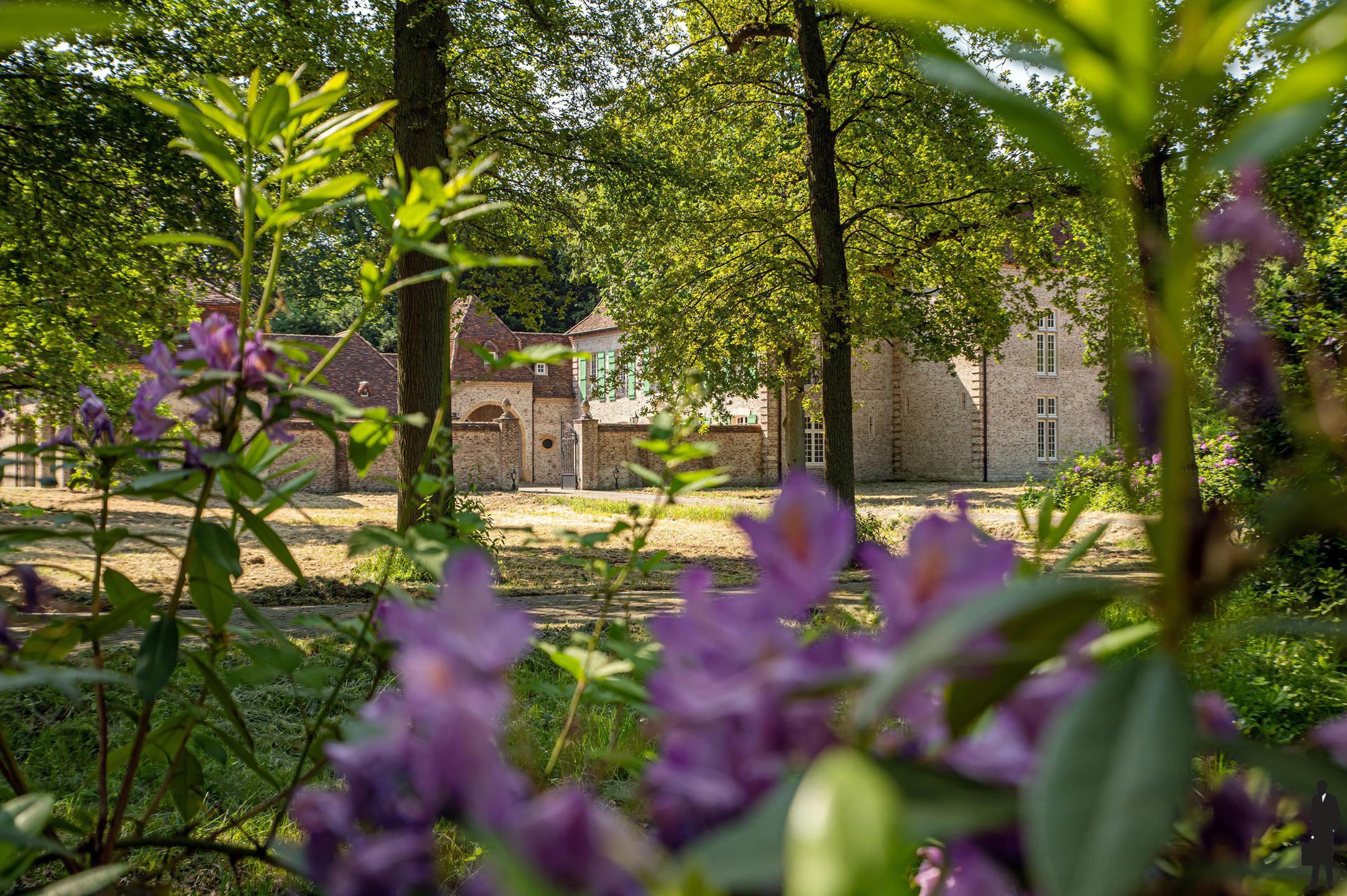 Uniek perceel met U-vorm woning, wellness én conciërgewoonst / zorgwonen en dit op ca. 2.8 hectare! - foto 5