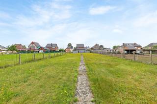 <p><span>Deze woning is rustig gelegen met een weids uitzicht op de achterliggende weilanden. Hier geniet u dagelijks van rust, ruimte en privacy, terwijl u tegelijk profiteert van een vlotte bereikbaarheid en goede verbindingsmogelijkheden!</span></p><p><span> </span></p><p><span>De woning beschikt op het gelijkvloers over een inkomhal met berging, een lichtrijke leefruimte, een keuken (voorzien van kasten en toestellen), een veranda, een badkamer uitgerust met ligbad en lavabo. Daarnaast is er een afzonderlijk toilet &amp; wasplaats aanwezig. Op de verdieping bevinden zich een nachthal, drie volwaardige slaapkamers en extra bergruimte.</span></p><p><span> </span></p><p><span>Extra info: Dubbele beglazing met PVC-buitenschrijnwerk, deels aanwezige rolluiken en CV op stookolie. De royale, ZW-georiënteerde tuin vormt een heerlijke plek om in alle rust van de zon en het groene uitzicht te genieten. Verder beschikt de woning over een vrijstaande garage en een ruime zolderverdieping bereikbaar via een valtrap.</span></p><p><span> </span></p><p><span>Bent u op zoek naar een woning met veel potentieel, een uitstekende ligging en tal van mogelijkheden om volledig naar eigen smaak in te richten? Dan is dit ongetwijfeld een opportuniteit die u niet wilt missen!</span></p><p><span> </span></p><p><span>Plan snel uw bezoek in en ontdek zelf de mogelijkheden van deze mooie woning voor het te laat is! Kenneth (kenneth.pollet@vastgoedhuys.be) 0472/03 25 88 of Melissa (melissa.cardaci@vastgoedhuys.be) 0486/54 71 80.</span></p>