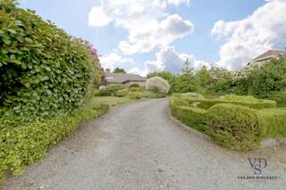 In de schaduw van het Raspaillebos bevindt zich deze op te frissen bungalowwoning met potentieel.<br /><br />De woning beschikt over een centrale inkomhal met gastentoilet, een ruime en lichtrijke leefruimte en een afzonderlijke keuken. Verder zijn er 3 slaapkamers, een badkamer en een stookplaats/wasplaats.<br /><br />Buiten geniet u van zowel een voor- als achtertuin, ideaal voor wie houdt van ruimte en groen.<br />Eveneens afzonderlijke garage aanwezig.<br /><br />Mits enige opfrissingswerken maakt u hiervan de ideale woning: rustig gelegen én met tal van mogelijkheden.