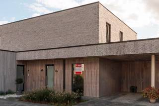 <p>Ontdek deze charmante woning met 3 slaapkamers, gelegen in de Kloosterstraat 83A te Knesselare (Aalter). Met een uitstekende EPC-score "A" is deze woning een toonbeeld van energiezuinigheid.</p><p>De woning verwelkomt u met een ruime en lichte leefruimte, waar grote raampartijen zorgen voor een overvloed aan natuurlijk licht en een prachtig uitzicht op de omgeving. De open keuken, die naadloos aansluit op de woonkamer, nodigt uit tot gezelligheid. De slaapkamers bieden comfort en rust, ideaal om te ontspannen na een lange dag.</p><p>De moderne architectuur en hoogwaardige afwerking maken dit pand een ware parel. De woning is instapklaar en biedt een uitstekende basis voor een comfortabel gezinsleven. Kom de sfeer proeven en ontdek het potentieel van deze unieke woning!</p><p>Interesse? Contacteer om uw bezoek aan te vragen.</p>