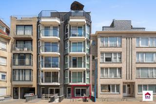 <p><strong>Gelijkvloers 2-slaapkamerappartement te koop in Koksijde-Bad</strong></p>

<p>Bent u op zoek naar een instapklaar appartement op een toplocatie aan zee? Dan is dit recente gelijkvloerse appartement in Koksijde-Bad zeker een bezoek waard.</p>

<p>Gelegen op amper 10 meter van de zeedijk geniet u hier van een unieke ligging, vlak bij het strand, de winkels, horecazaken en alle voorzieningen.</p>

<p>Het appartement beschikt over:</p>

<ul><li>Twee volwaardige slaapkamers</li><li>Een lichtrijke leefruimte</li><li>Moderne keuken en badkamer</li><li>Gelijkvloerse ligging, ideaal voor jong en oud</li><li>Privatieve autostaanplaats vlak voor de deur</li><li>Recente constructie met een hedendaagse afwerking</li></ul>

<p>Dankzij de uitstekende ligging en het hoge wooncomfort is dit appartement perfect als vaste woonst, tweede verblijf of interessante investering aan de Belgische kust.</p>

<p>Interesse? Neem gerust contact op voor meer informatie of een bezichtiging.<br />058 51 23 23 of op christian@eraservimo.be</p>