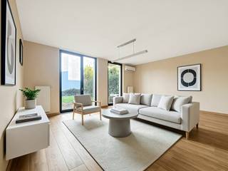 🏡 5-bedroom house for sale – Uccle, Saint-Job area with garden, terraces and garage<br /><br />INFO &amp; VIEWINGS :<br />📞 Frédéric Top +32 472 34 44 08<br />✉️ frederic.top@weinvest.be<br /><br />For sale in Uccle – Saint-Job area: atypical family house with garden and terraces, located in a quiet and highly sought-after neighbourhood. This house for sale in Uccle combines charm, authenticity and modern comfort. Close to schools, shops, public transport and green spaces, it offers an ideal living environment for a family.<br /><br />Layout :<br />Ground floor : entrance hall, office, bedroom, shower room with toilet and garage (extra €40,000).<br />1st floor : bright living room with direct access to the garden, dining room and fully equipped kitchen. Work to be planned for the living room parquet.<br />2nd floor : three bedrooms, bathroom and shower room.<br />3rd floor : large bedroom, multi-purpose space, mezzanine and terraces with open views.<br /><br />Highlights :<br />✅ Garden and terraces<br />✅ Garage and plenty of storage space<br />✅ Electrical installation compliant<br />✅ EPC : D-<br />✅ Prime location in Uccle – Saint-Job<br /><br />Discover more properties on www.weinvest.be