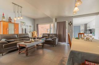 <p><span>Ruim gelijkvloers appartement met tuin in centrum Lebbeke - interessante investering!</span></p><p><span> </span></p><p><span>Bent u op zoek naar een ruim en verzorgd appartement met een mooie ligging en interessante verhuurmogelijkheden? Dan is dit volledig gerenoveerde gelijkvloers appartement in het centrum van Lebbeke zeker een bezoek waard!</span></p><p><span>Dit aangename appartement bevindt zich op een bijzonder gunstige locatie, op wandelafstand van winkels, scholen, openbaar vervoer en het station van Lebbeke. Dankzij de centrale ligging zijn alle dagelijkse voorzieningen vlot bereikbaar.</span></p><p><span> </span></p><p><span>Het gebouw werd omstreeks 2015 volledig gerenoveerd van A tot Z. Het gelijkvloers appartement beschikt over een bewoonbare oppervlakte van ca. </span><span>111 m²</span><span> en combineert een ruime indeling met een aangename buitenruimte.</span></p><p><span>Via de gemeenschappelijke inkomhal met berging bereikt men het privatieve appartement.</span></p><p><span>De indeling omvat een privatieve inkomhal, een ruime kelderruimte van ca. 40 m², een gezellige woon- en leefruimte met veel natuurlijke lichtinval, een open en volledig uitgeruste keuken, 2 slaapkamers, een badkamer met lavabomeubel en douche en een apart gastentoilet.</span></p><p><span>Daarnaast beschikt het appartement over een aangename binnenpatio/terras van ca. 10 m² en een gezellige, volledig ingesloten </span><span>zuidgerichte tuin van ca. 60 m²</span><span>, waar men heerlijk kan genieten van rust en privacy.</span></p><p><span> </span></p><h2><span>Extra troeven: </span><span>volledig gerenoveerd gebouw (ca. 2015), elektrische installaties </span><span>conform</span><span>, EPC </span><span>gelijkvloers</span><span>: </span><span>227 kWh/m² label C </span><span>(Geen renovatieplicht), asbestveilig attest, centrale ligging in centrum Lebbeke. <br />Interessante huuropbrengst, momenteel verhuurd:</span></h2><ul><li><span>Gelijkvloers appartement: </span><span>695/maand</span><span> </span></li></ul><p><span> </span></p><p><span>Mogelijkheid tot aankoop garagebox</span></p><p><span>Optioneel bestaat de mogelijkheid om de afgesloten garagebox tegenover het gebouw (huisnummer 26) mee aan te kopen voor </span><span>35.000</span><span>. Deze garagebox is momenteel verhuurd aan </span><span>80/maand</span><span>.</span></p><p><span> </span></p><p><span>Een ideale investering voor wie op zoek is naar een instapklaar opbrengstgebouw met een sterke ligging en een mooi rendement. Kom deze interessante eigendom ontdekken in het centrum van Lebbeke en contacteer Immo Twins vandaag nog voor een bezoek!</span></p><p><span>Contacteer ons voor meer informatie of om een afspraak in te plannen, </span><span>T. 052/55.55.55 | </span><span><span>info@immotwins.be</span></span><span> | </span><span><span>www.immotwins.be</span></span><span> </span></p>